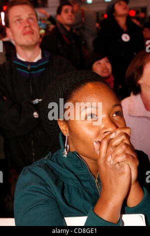 Nov 04, 2008 - Manhattan, New York, USA - spectateurs regarder le écrans géants de Times Square, qui voient les résultats des élections en temps réel à Manhattan, New York, le mardi 4 novembre 2008. (Crédit Image : © Ange Chevrestt/ZUMA Press) RESTRICTIONS : * New York * Hors Droits de documents Banque D'Images