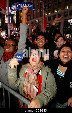 Nov 04, 2008 - Manhattan, New York, USA - spectateurs regarder le écrans géants de Times Square, qui voient les résultats des élections en temps réel à Manhattan, New York, le mardi 4 novembre 2008. (Crédit Image : © Ange Chevrestt/ZUMA Press) RESTRICTIONS : * New York * Hors Droits de documents Banque D'Images