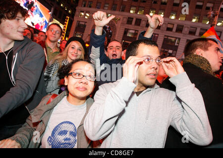 Nov 04, 2008 - Manhattan, New York, USA - SIMONE FUJITA, 28, à gauche, et son petit ami DAVID MILTON, 29, tous deux de Woodside, Queens, sont tous étouffés jusqu'à la victoire d'Obama. Obama fans se réjouissaient de Times Square après qu'il a été annoncé officiellement vainqueur de l'élection présidentielle de 2008 à Manhattan, New Yo Banque D'Images