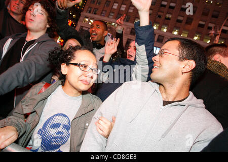 Nov 04, 2008 - Manhattan, New York, USA - SIMONE FUJITA, 28, à gauche, et son petit ami DAVID MILTON, 29, tous deux de Woodside, Queens, sont tous étouffés jusqu'à la victoire d'Obama. Obama fans se réjouissaient de Times Square après qu'il a été annoncé officiellement vainqueur de l'élection présidentielle de 2008 à Manhattan, New Yo Banque D'Images