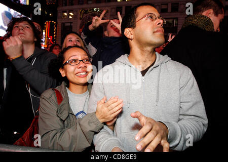 Nov 04, 2008 - Manhattan, New York, USA - SIMONE FUJITA, 28, à gauche, et son petit ami DAVID MILTON, 29, tous deux de Woodside, Queens, sont tous étouffés jusqu'à la victoire d'Obama. Obama fans se réjouissaient de Times Square après qu'il a été annoncé officiellement vainqueur de l'élection présidentielle de 2008 à Manhattan, New Yo Banque D'Images