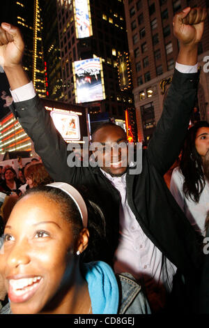 Nov 04, 2008 - Manhattan, New York, USA - spectateurs regarder le écrans géants de Times Square, qui voient les résultats des élections en temps réel à Manhattan, New York, le mardi 4 novembre 2008. (Crédit Image : © Ange Chevrestt/ZUMA Press) RESTRICTIONS : * New York * Hors Droits de documents Banque D'Images