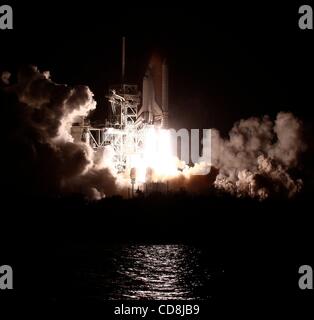 Nov 14, 2008 - au Centre spatial Kennedy, en Floride, USA - Kennedy Space Center, Florida, USA - La navette spatiale Endeavour a grimpé de façon sécuritaire en orbite ce soir sur sa mission pour équiper la station spatiale internationale avec de nouveaux équipements à prendre en charge des équipages. Le lancement a eu lieu ce soir à l'heure à 7:55 Banque D'Images