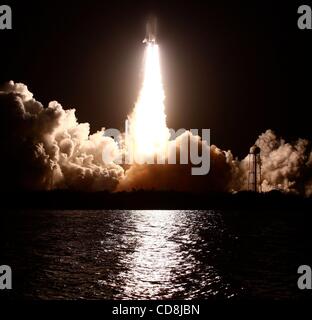 Nov 14, 2008 - au Centre spatial Kennedy, en Floride, USA - Kennedy Space Center, Florida, USA - La navette spatiale Endeavour a grimpé de façon sécuritaire en orbite ce soir sur sa mission pour équiper la station spatiale internationale avec de nouveaux équipements à prendre en charge des équipages. Le lancement a eu lieu ce soir à l'heure à 7:55 Banque D'Images