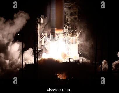 Nov 14, 2008 - au Centre spatial Kennedy, en Floride, USA - Kennedy Space Center, Florida, USA - La navette spatiale Endeavour a grimpé de façon sécuritaire en orbite ce soir sur sa mission pour équiper la station spatiale internationale avec de nouveaux équipements à prendre en charge des équipages. Le lancement a eu lieu ce soir à l'heure à 7:55 Banque D'Images