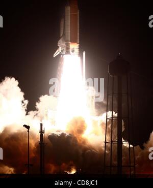 Nov 14, 2008 - au Centre spatial Kennedy, en Floride, USA - Kennedy Space Center, Florida, USA - La navette spatiale Endeavour a grimpé de façon sécuritaire en orbite ce soir sur sa mission pour équiper la station spatiale internationale avec de nouveaux équipements à prendre en charge des équipages. Le lancement a eu lieu ce soir à l'heure à 7:55 Banque D'Images