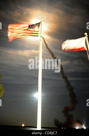 Nov 14, 2008 - au Centre spatial Kennedy, en Floride, USA - Kennedy Space Center, Florida, USA - La fumée laissée de côté comme des fusées en toute sécurité de la navette spatiale Endeavour en orbite ce soir sur sa mission pour équiper la station spatiale internationale avec de nouveaux équipements à prendre en charge des équipages. Le lancement de ce soir se produire Banque D'Images