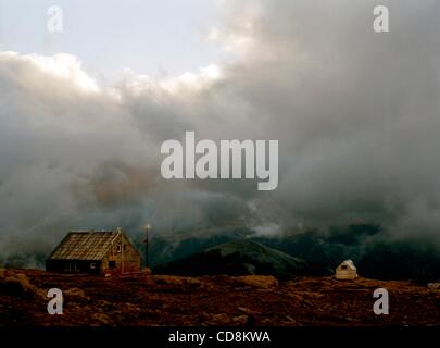 Nov 21, 2008 - Bariloche, Rio Nego, l'Argentine - Le refuge Otto Meiling est partiellement enveloppé par les nuages à Cerro Tronador en dehors de Bariloche, Argentine, en mars 2008. (Crédit Image : © Caitlin M Kelly/ZUMA Press) Banque D'Images