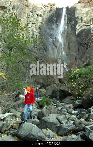 Nov 22, 2008 - Yosemite National Park, CA, États-Unis - un garçon marche sur les rochers au-dessous Bridalveil Falls in Yosemite National Park en Californie le 22 novembre 2008. (Crédit Image : Â© Alan Greth/ZUMA Press) Banque D'Images