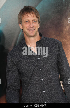 02 juin 2010 - Hollywood, Californie, États-Unis - 2 juin 2010 - Hollywood, Californie, USA - Tony Hawk arrivant à la 'Splice' Los Angeles Premiere tenue au Grauman's Chinese Theatre. (Crédit Image : © Lisa O'Connor/ZUMApress.com) Banque D'Images