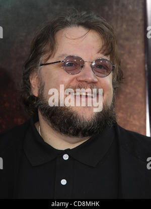 02 juin 2010 - Hollywood, Californie, États-Unis - 2 juin 2010 - Hollywood, Californie, USA - Guillermo DEL TORO arrivant à la 'Splice' Los Angeles Premiere tenue au Grauman's Chinese Theatre. (Crédit Image : © Lisa O'Connor/ZUMApress.com) Banque D'Images