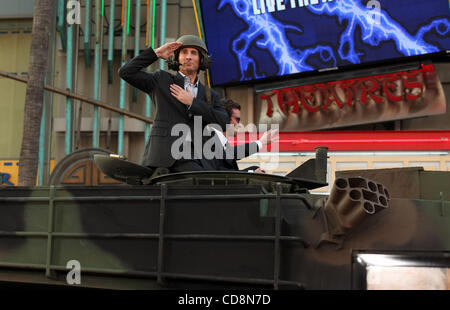 03 juin 2010 - Hollywood, Californie, États-Unis - Jun 3, 2010 - Hollywood, Californie, USA - l'Acteur SHARLTO COPLEY arrivant à 'l'équipe' Los Angeles Premiere tenue au Grauman's Chinese Theatre. (Crédit Image : © Lisa O'Connor/ZUMApress.com) Banque D'Images