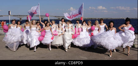 Runaway bride cosmopolite événement dans la ville de Saratov sur la Volga de la Russie. Banque D'Images