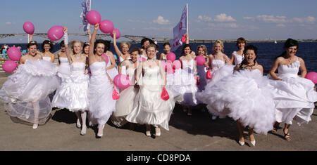 Runaway bride cosmopolite événement dans la ville de Saratov sur la Volga de la Russie. Banque D'Images