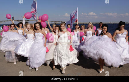 Runaway bride cosmopolite événement dans la ville de Saratov sur la Volga de la Russie. Banque D'Images