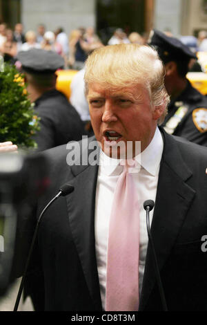 Juin 08, 2010 - New York, New York, États-Unis - l'atout de Donald et Miss USA 2010 RIMA FAKIH lors d'une cérémonie à l'extérieur de Trump Tower Trump pour dévoiler sa propre ligne grise double decker bus de tournée avec sa ressemblance à l'avant de l'autobus. NYC NYC 06-08-2010 Photos par télémétriques- Photos Inc.Â©2010.DONAL Banque D'Images