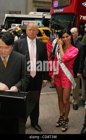 Juin 08, 2010 - New York, New York, États-Unis - l'atout de Donald et Miss USA 2010 RIMA FAKIH lors d'une cérémonie à l'extérieur de Trump Tower Trump pour dévoiler sa propre ligne grise double decker bus de tournée avec sa ressemblance à l'avant de l'autobus. NYC NYC 06-08-2010 Photos par télémétriques- Photos Inc.Â©2010.DONAL Banque D'Images