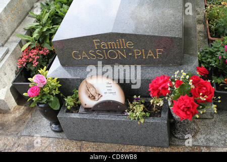 Juin 10,2010 au cimetière du Pere-Lachaise à Paris, France. La tombe d'EDITH PIAF. EDITH PIAF, née Édith Giovanna Gassion (Décembre 19, 1915 - Octobre 11, 1963), était un chanteur français et icône culturelle qui est devenue universellement considéré comme le plus grand chanteur populaire.[1] Son chant reflecte Banque D'Images