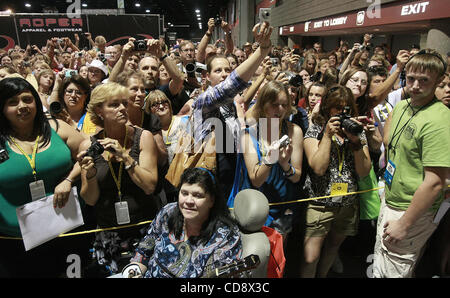 10 juin 2010 - Nashville, TN, USA - Tim McGraw fans photographier la star comme il entre dans le bâtiment. (Crédit Image : © Le Tennessean/ZUMApress.com) Banque D'Images