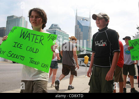 11 juin 2010 - Nashville, TN, USA - Boy Scouts Jake Raymond et Andrew Shumate vendre de l'eau sur Broadway près de 6e après le festival de l'AMC les empêchent d'aller près de la zone d'amusement. (Crédit Image : © Le Tennessean/ZUMApress.com) Banque D'Images