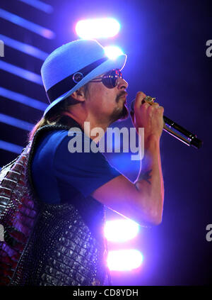 12 juin 2010 - Nashville, Tennessee - Kid Rock effectue pour la foule au festival de musique CMA de 2010 à Nashville le 11 juin. (Crédit Image : © Le Tennessean/ZUMApress.com) Banque D'Images