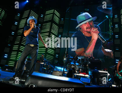 12 juin 2010 - Nashville, Tennessee - Kid Rock effectue pour la foule au festival de musique CMA de 2010 à Nashville le 11 juin. (Crédit Image : © Le Tennessean/ZUMApress.com) Banque D'Images