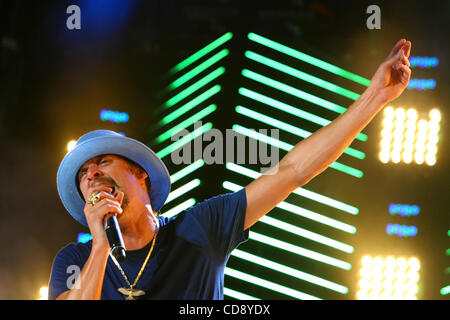 12 juin 2010 - Nashville, Tennessee - Kid Rock effectue pour la foule au festival de musique CMA de 2010 à Nashville le 11 juin. (Crédit Image : © Le Tennessean/ZUMApress.com) Banque D'Images