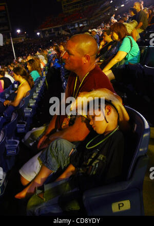 12 juin 2010 - Nashville, Tennessee - Dylan Brewton,5, est endormi à côté de son père Joe Brewton pendant le Kid Rock concert au Festival de musique CMA de 2010 à Nashville le 11 juin. (Crédit Image : © Le Tennessean/ZUMApress.com) Banque D'Images