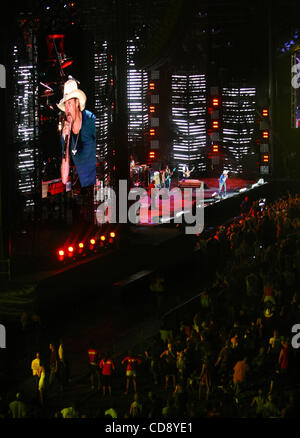 12 juin 2010 - Nashville, Tennessee - Kid Rock effectue pour la foule au festival de musique CMA de 2010 à Nashville le 11 juin. (Crédit Image : © Le Tennessean/ZUMApress.com) Banque D'Images