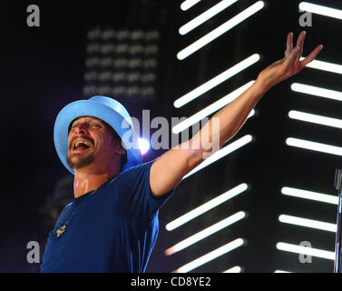 12 juin 2010 - Nashville, Tennessee - Kid Rock effectue pour la foule au festival de musique CMA de 2010 à Nashville le 11 juin. (Crédit Image : © Le Tennessean/ZUMApress.com) Banque D'Images