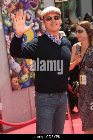 13 juin 2010 - Hollywood, Californie, États-Unis - 13 juin 2010 - Hollywood, Californie, USA - l'acteur Michael Keaton arrivant à l 'Toy Story 3' Première mondiale tenue au El Capitan Theatre. (Crédit Image : © Lisa O'Connor/ZUMApress.com) Banque D'Images