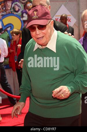 13 juin 2010 - Hollywood, Californie, États-Unis - 13 juin 2010 - Hollywood, Californie, USA - acteur Don Rickles arrivant à l 'Toy Story 3' Première mondiale tenue au El Capitan Theatre. (Crédit Image : © Lisa O'Connor/ZUMApress.com) Banque D'Images