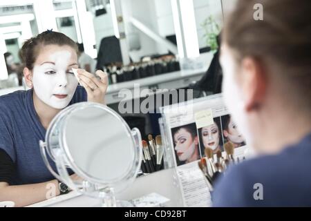 Jun 16, 2010 - Montréal, Canada - Le Cirque du Soleil Cirque du Soleil', est une société canadienne du divertissement, se décrit elle-même comme un "mélange spectaculaire des arts du cirque et animations de rue." basé à Montréal, Québec, Canada et situé dans le centre-ville de Saint-Michel, il a été fondé à Baie-Saint- Banque D'Images