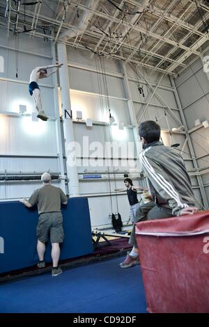 Jun 16, 2010 - Montréal, Canada - Le Cirque du Soleil Cirque du Soleil', est une société canadienne du divertissement, se décrit elle-même comme un "mélange spectaculaire des arts du cirque et animations de rue." basé à Montréal, Québec, Canada et situé dans le centre-ville de Saint-Michel, il a été fondé à Baie-Saint- Banque D'Images