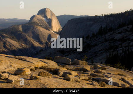 Avis de demi-dôme de Olmstead Point dans Yosesmite National Park, Californie Banque D'Images