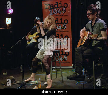 Courtney Love Live à Philadelphie le 22 juin 2010, Philadelphie PA-USA-Rock Superstar, Courtney Love, l'exécution en direct devant les invités VIP à radio 104,5 à Philadelphie. (Crédit Image : (c) Ricky Fitchett/ZUMA Press) Photographe : Ricky Fitchett Source : Ricky Fitchett Titre : Photographe Contrat C Banque D'Images