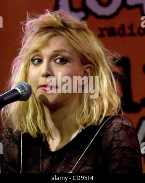 Courtney Love Live à Philadelphie le 22 juin 2010, Philadelphie PA-USA-Rock Superstar, Courtney Love, l'exécution en direct devant les invités VIP à radio 104,5 à Philadelphie. (Crédit Image : (c) Ricky Fitchett/ZUMA Press) Photographe : Ricky Fitchett Source : Ricky Fitchett Titre : Photographe Contrat C Banque D'Images