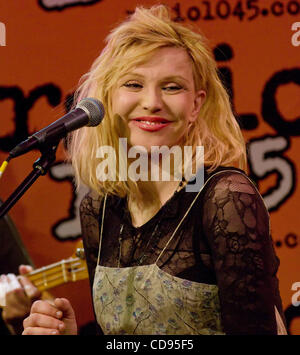 Courtney Love Live à Philadelphie le 22 juin 2010, Philadelphie PA-USA-Rock Superstar, Courtney Love, l'exécution en direct devant les invités VIP à radio 104,5 à Philadelphie. (Crédit Image : (c) Ricky Fitchett/ZUMA Press) Photographe : Ricky Fitchett Source : Ricky Fitchett Titre : Photographe Contrat C Banque D'Images