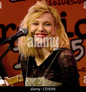 Courtney Love Live à Philadelphie le 22 juin 2010, Philadelphie PA-USA-Rock Superstar, Courtney Love, l'exécution en direct devant les invités VIP à radio 104,5 à Philadelphie. (Crédit Image : (c) Ricky Fitchett/ZUMA Press) Photographe : Ricky Fitchett Source : Ricky Fitchett Titre : Photographe Contrat C Banque D'Images