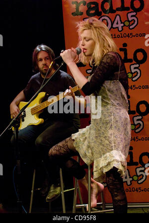 Courtney Love Live à Philadelphie le 22 juin 2010, Philadelphie PA-USA-Rock Superstar, Courtney Love, l'exécution en direct devant les invités VIP à radio 104,5 à Philadelphie. (Crédit Image : (c) Ricky Fitchett/ZUMA Press) Photographe : Ricky Fitchett Source : Ricky Fitchett Titre : Photographe Contrat C Banque D'Images