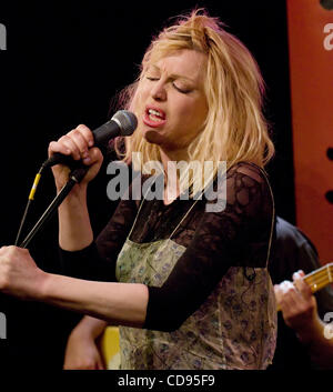 Courtney Love Live à Philadelphie le 22 juin 2010, Philadelphie PA-USA-Rock Superstar, Courtney Love, l'exécution en direct devant les invités VIP à radio 104,5 à Philadelphie. (Crédit Image : (c) Ricky Fitchett/ZUMA Press) Photographe : Ricky Fitchett Source : Ricky Fitchett Titre : Photographe Contrat C Banque D'Images