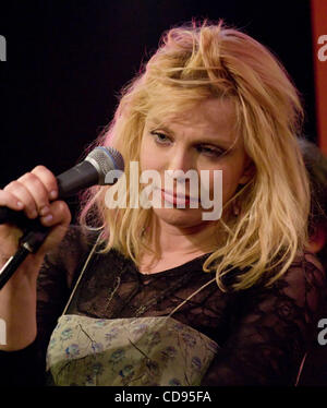 Courtney Love Live à Philadelphie le 22 juin 2010, Philadelphie PA-USA-Rock Superstar, Courtney Love, l'exécution en direct devant les invités VIP à radio 104,5 à Philadelphie. (Crédit Image : (c) Ricky Fitchett/ZUMA Press) Photographe : Ricky Fitchett Source : Ricky Fitchett Titre : Photographe Contrat C Banque D'Images