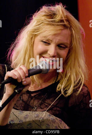 Courtney Love Live à Philadelphie le 22 juin 2010, Philadelphie PA-USA-Rock Superstar, Courtney Love, l'exécution en direct devant les invités VIP à radio 104,5 à Philadelphie. (Crédit Image : (c) Ricky Fitchett/ZUMA Press) Photographe : Ricky Fitchett Source : Ricky Fitchett Titre : Photographe Contrat C Banque D'Images