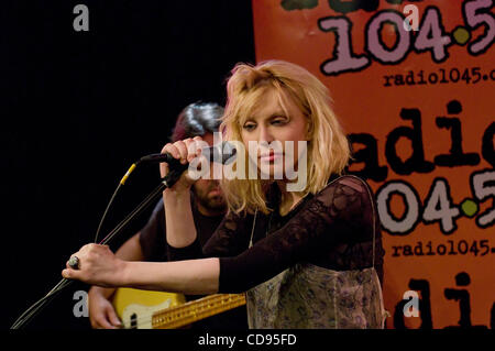 Courtney Love Live à Philadelphie le 22 juin 2010, Philadelphie PA-USA-Rock Superstar, Courtney Love, l'exécution en direct devant les invités VIP à radio 104,5 à Philadelphie. (Crédit Image : (c) Ricky Fitchett/ZUMA Press) Photographe : Ricky Fitchett Source : Ricky Fitchett Titre : Photographe Contrat C Banque D'Images