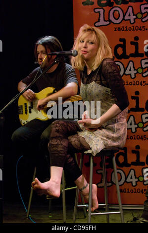 Courtney Love Live à Philadelphie le 22 juin 2010, Philadelphie PA-USA-Rock Superstar, Courtney Love, l'exécution en direct devant les invités VIP à radio 104,5 à Philadelphie. (Crédit Image : (c) Ricky Fitchett/ZUMA Press) Photographe : Ricky Fitchett Source : Ricky Fitchett Titre : Photographe Contrat C Banque D'Images