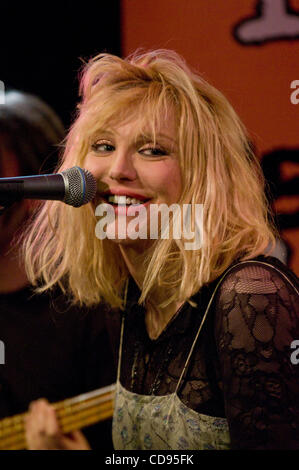 Courtney Love Live à Philadelphie le 22 juin 2010, Philadelphie PA-USA-Rock Superstar, Courtney Love, l'exécution en direct devant les invités VIP à radio 104,5 à Philadelphie. (Crédit Image : (c) Ricky Fitchett/ZUMA Press) Photographe : Ricky Fitchett Source : Ricky Fitchett Titre : Photographe Contrat C Banque D'Images