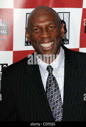 Jun 22, 2010 - Los Angeles, Californie, États-Unis - GEOFFREY CANADA, président et chef de la direction de l'entreprise (la direction) de Harlem Children's Zone assiste à la première projection de "En attente de Superman' lors de l'édition 2010 du Festival du Film de Los Angeles L.A. au Regal Cinemas Vivre Stadium. (Crédit Image : © Mark Samal Banque D'Images