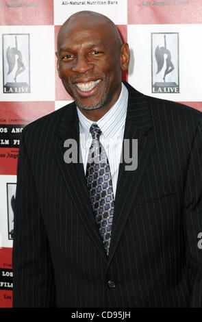 Jun 22, 2010 - Los Angeles, Californie, États-Unis - GEOFFREY CANADA, président et chef de la direction de l'entreprise (la direction) de Harlem Children's Zone assiste à la première projection de "En attente de Superman' lors de l'édition 2010 du Festival du Film de Los Angeles L.A. au Regal Cinemas Vivre Stadium. (Crédit Image : © Mark Samal Banque D'Images