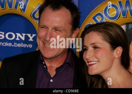 23 juin 2010 - New York, New York, États-Unis - Arrivées et départs à l'New York première de grandes personnes NYC 06-23-2010 Photos par télémétriques- Photos Inc.Â©2010.COLIN QUINN & GUEST.K65237RM(Image Crédit : Â© Rick Mackler/Photos/ZUMApress.com) Globe Banque D'Images