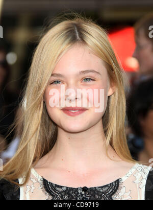 24 juin 2010 - Los Angeles, Californie, États-Unis - ELLE FANNING arrivant à la "Twilight Saga Eclipse' Los Angeles Premiere tenue au Théâtre Nokia à la vivre. (Crédit Image : © Lisa O'Connor/ZUMApress.com) Banque D'Images